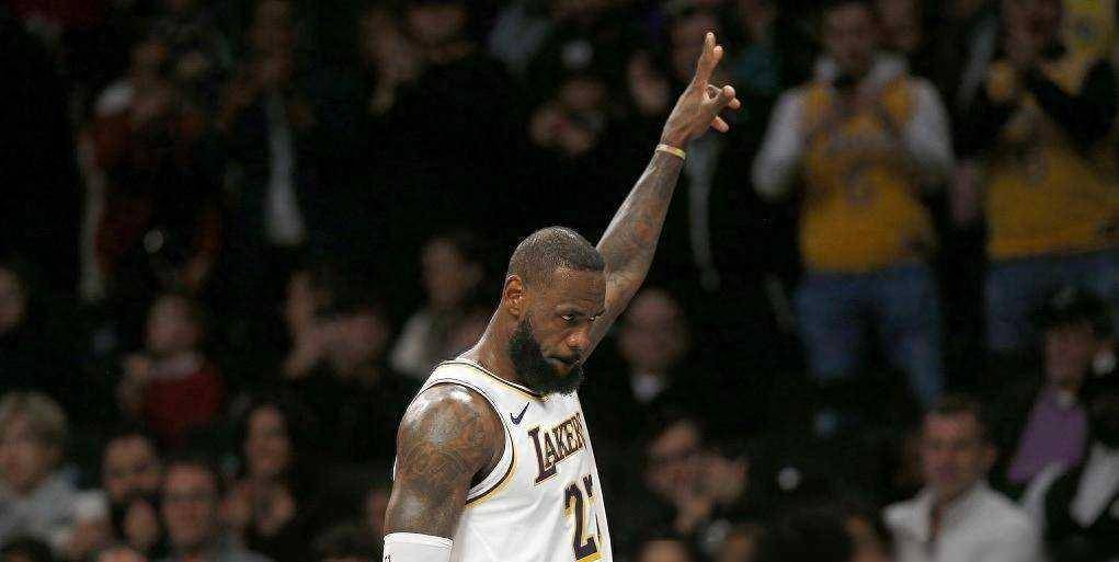 天博体育官网-关于詹姆斯在TL比赛中战术调整，败北引发热议！的信息