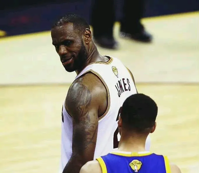 天博体育中国官网-库里重返赛场，重要助攻首场状态出色，FPX观众沸腾！